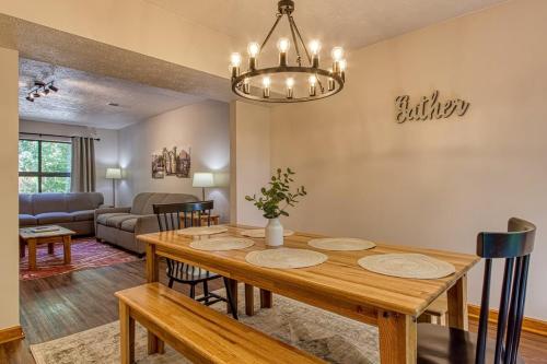 Pinecrest Townhomes-1King2Queen- RENOVATED in Pigeon Forge, USA