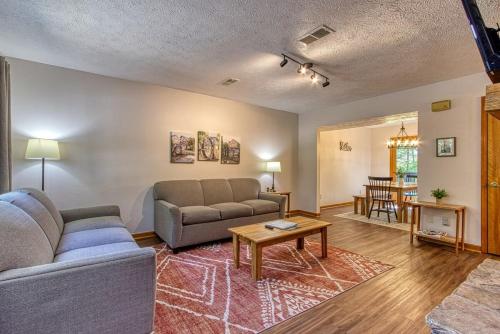 Pinecrest Townhomes-1King2Queen- RENOVATED in Pigeon Forge, USA
