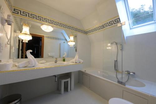 room detail thumbnail 2