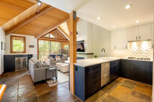 Deluxe 4 bedroom with Private Hot Tub and Great Mountain Views! in Whistler, Canada