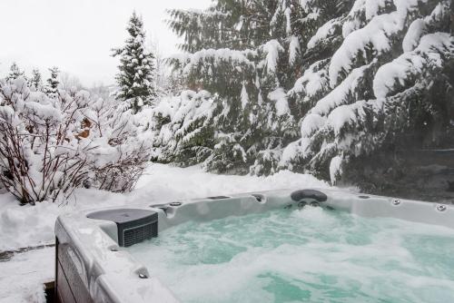 Spacious Renovated Montebello Townhome and deluxe private hot tub hosted by Whistler Ideal in Whistler, Canada