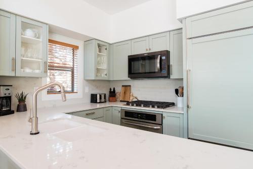 Spacious Renovated Montebello Townhome and deluxe private hot tub hosted by Whistler Ideal in Whistler, Canada