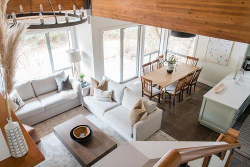 Spacious Renovated Montebello Townhome and deluxe private hot tub hosted by Whistler Ideal in Whistler, Canada
