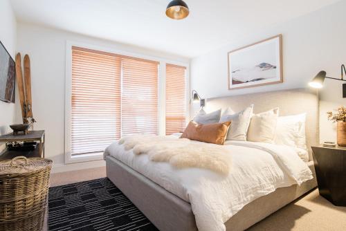 Spacious Renovated Montebello Townhome and deluxe private hot tub hosted by Whistler Ideal in Whistler, Canada