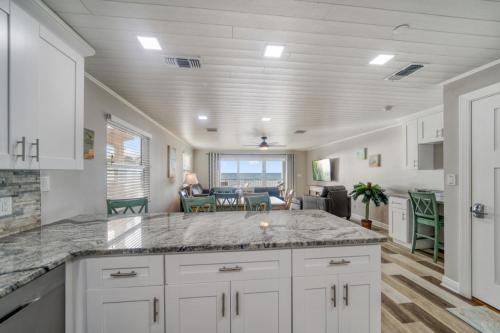 廚房, Four Shores Unit 2 Sunset Condo Direct Gulf with Pool and Spa in 印度海岸