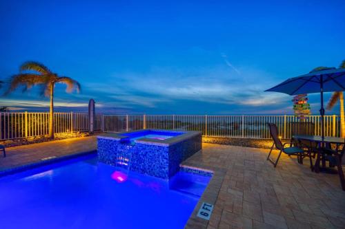 熱水浴缸, Four Shores Unit 2 Sunset Condo Direct Gulf with Pool and Spa in 印度海岸