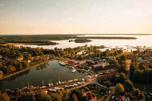 Perssons i Backens Pensionat- Sjötorps Vandrarhem & Rum - Accommodation - Sjötorp