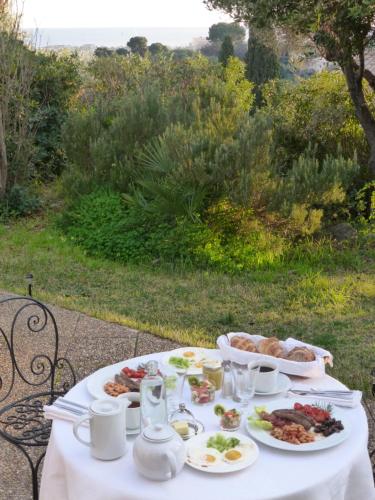Food and beverages, Chambre Bed and Breakfast dans la Villa Cypra in Trois Moulins