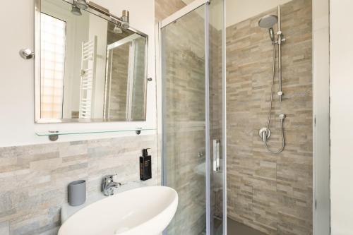 Central and Lovely 2BR Apartment with Terrace - image 4