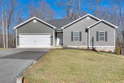 Lovely Scottsville Home, Minutes to Bowling Green in Scottsville, USA