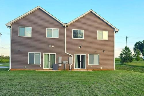 Gorgeous 3 BR Home with Cable TV in all rooms & free Wi-Fi in Concord, USA
