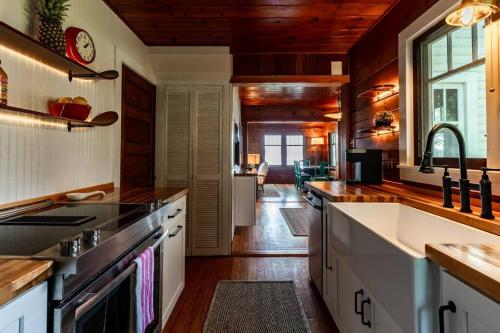 The Doctor's Cottage - Vacation Back In-Time in ฟรีมอนท์ (IN)