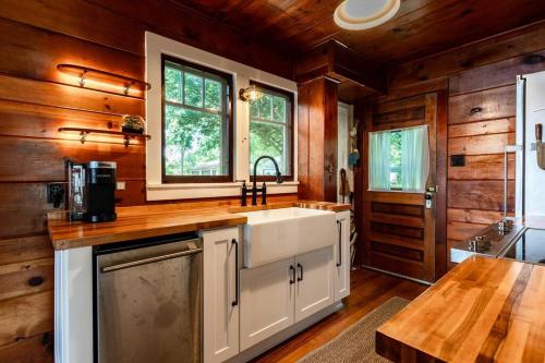 The Doctor's Cottage - Vacation Back In-Time in ฟรีมอนท์ (IN)