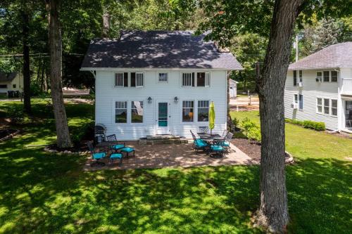 The Doctor's Cottage - Vacation Back In-Time in ฟรีมอนท์ (IN)