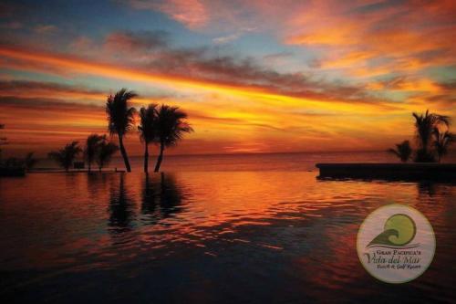 Las Perlas - Beachfront Apartment Steps from Restaurant at Gran Pacifica Resort in San Diego