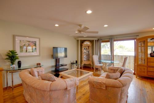 Charming Illinois Retreat with Hot Tub, Deck and Grill in Schaumburg, Vereinigte Staaten von Amerika