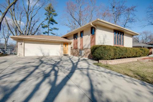 Charming Illinois Retreat with Hot Tub, Deck and Grill in Schaumburg, USA