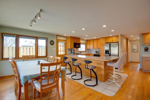 Charming Illinois Retreat with Hot Tub, Deck and Grill in Schaumburg, USA