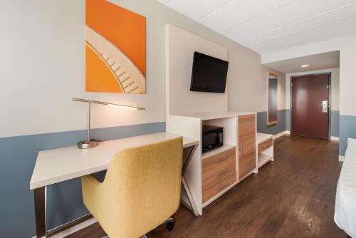 Best Western Burlington Inn - image 11