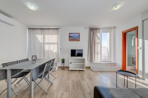 Apartments Podstrana with shared Pool 2