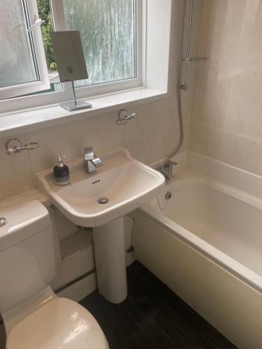 4 Bedroom House - Sleeps 6 - Garden Bbq Parking, Birmingham (fotografie 10)
