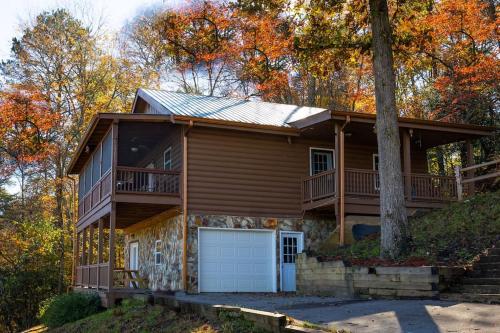 Cozy Cabin: w/ Balcony, Pool Table, Fire pit & BBQ in Mineral Bluff, USA