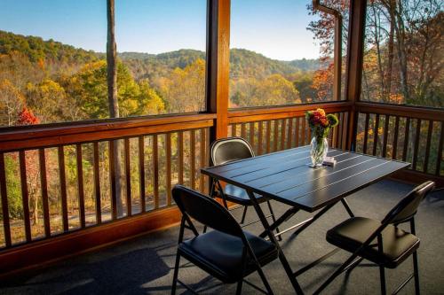 Cozy Cabin: w/ Balcony, Pool Table, Fire pit & BBQ in Mineral Bluff, USA