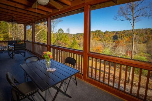 Cozy Cabin: w/ Balcony, Pool Table, Fire pit & BBQ in Mineral Bluff, USA