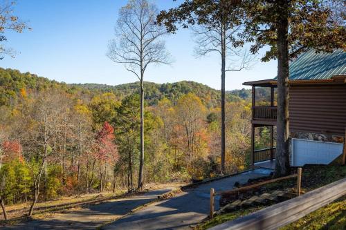 Cozy Cabin: w/ Balcony, Pool Table, Fire pit & BBQ in Mineral Bluff, USA
