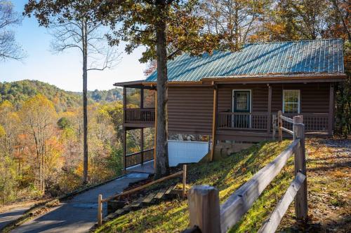 Cozy Cabin: w/ Balcony, Pool Table, Fire pit & BBQ in Mineral Bluff, USA