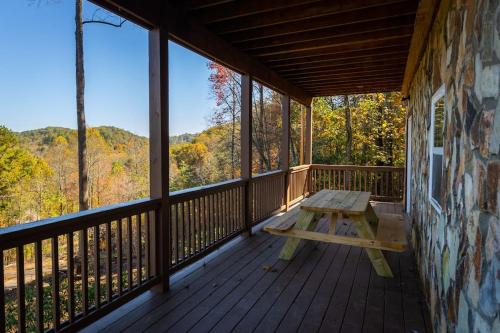 Cozy Cabin: w/ Balcony, Pool Table, Fire pit & BBQ in Mineral Bluff, USA