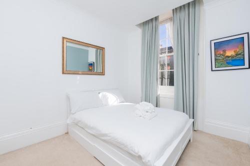 Modern 1 Bed Apartment w Free Parking & Backyard