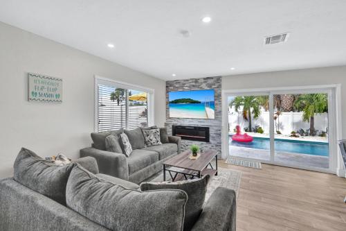NEW Palm Tree Paradise -Close To The Beach! Beautiful Heated Pool! - image 3