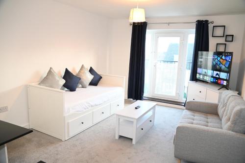 Windsor to Heathrow spacious 2 Bedroom 2 Bath Apartment with Parking - Langley village Elizabeth Line to London, Reading, Oxford