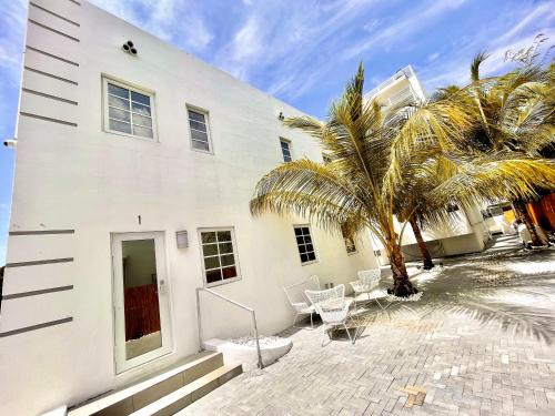 10 GUESTS LUXURIOUS ELEGANT SOUTH BEACH SUITE in Miami Beach, USA
