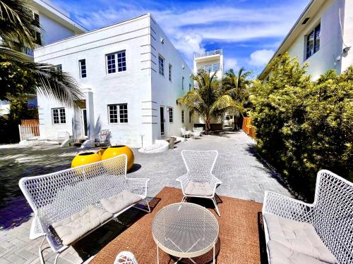 10 GUESTS LUXURIOUS ELEGANT SOUTH BEACH SUITE in Miami Beach, USA