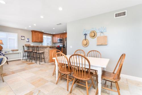 Giant 7 Bedroom Home with 3 separate Condos - Tap to explore photos