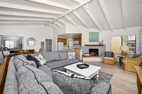 Oceanfront Home with UNOBSTRUCTED VIEW in Newport Beach, USA