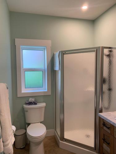 Shuswap, Sun Filled, Pet Friendly, Beach Cottage & Suite in Blind Bay, Canada