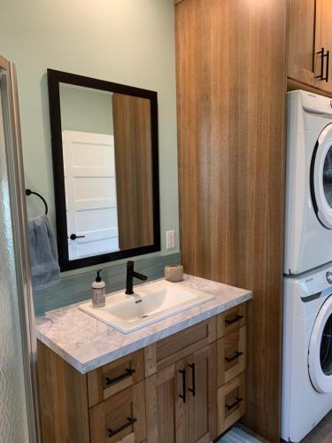 Shuswap, Sun Filled, Pet Friendly, Beach Cottage & Suite in Blind Bay, Canada