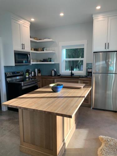 Shuswap, Sun Filled, Pet Friendly, Beach Cottage & Suite in Blind Bay, Canada