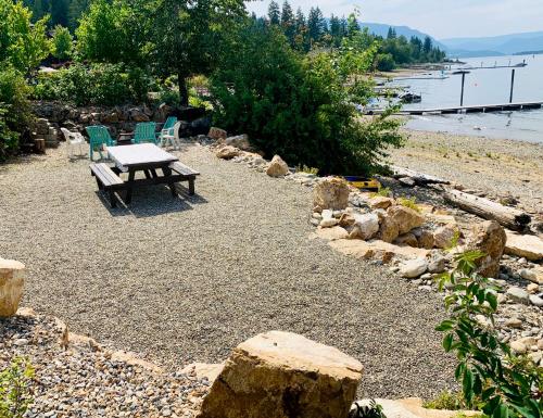 Shuswap, Sun Filled, Pet Friendly, Beach Cottage & Suite