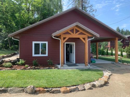 Shuswap, Sun Filled, Pet Friendly, Beach Cottage & Suite in Blind Bay, Canada