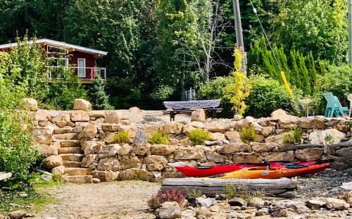 Shuswap, Sun Filled, Pet Friendly, Beach Cottage & Suite