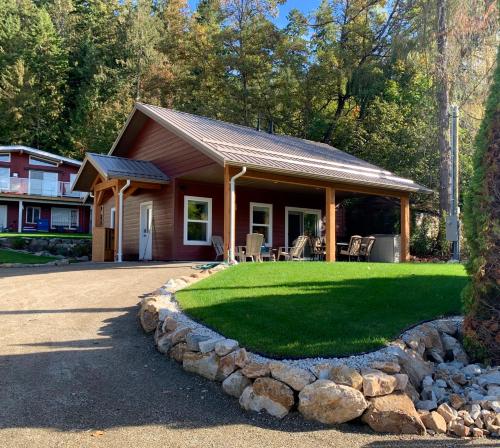 Shuswap, Sun Filled, Pet Friendly, Beach Cottage & Suite in Blind Bay, Canada