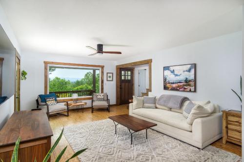 Mountain Over Main Street 5 Min. to Downtown Weaverville, Fire Pit & Views! in Weaverville, USA