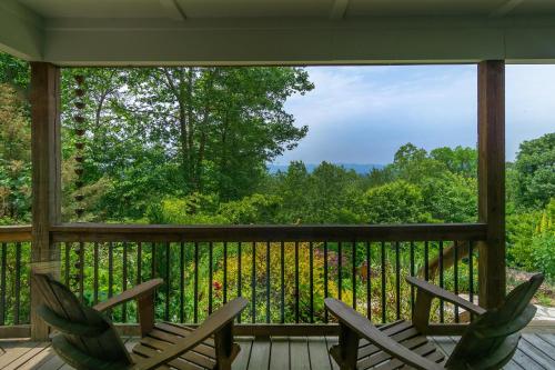 Mountain Over Main Street 5 Min. to Downtown Weaverville, Fire Pit & Views! in 威弗維爾 (NC)