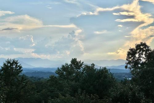 Mountain Over Main Street 5 Min. to Downtown Weaverville, Fire Pit & Views! in Weaverville, USA