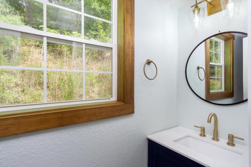 Mountain Over Main Street 5 Min. to Downtown Weaverville, Fire Pit & Views!