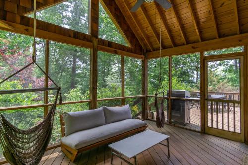 Mountain Over Main Street 5 Min. to Downtown Weaverville, Fire Pit & Views! in 威弗維爾 (NC)